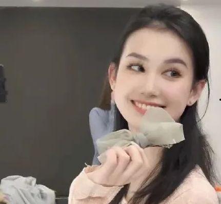 官宣吃瓜网红,揭秘网络红人的幕后故事与真实生活” 第2张 官宣吃瓜网红,揭秘网络红人的幕后故事与真实生活” 第2张